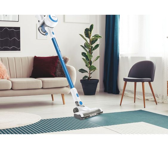 Les astuces pour nettoyer les surfaces en hauteur avec votre aspirateur balai