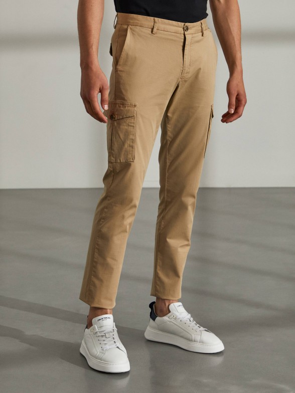 ¿Cómo cortar los pantalones chinos para hombre para que queden más cortos?