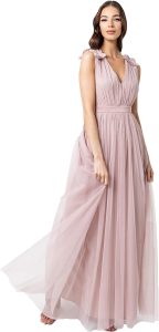 Comment choisir une robe rose poudré pour votre silhouette?