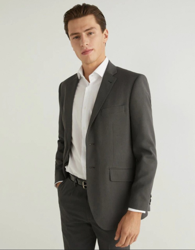 ¿Cómo combinar una corbata y una camisa con trajes hombre?