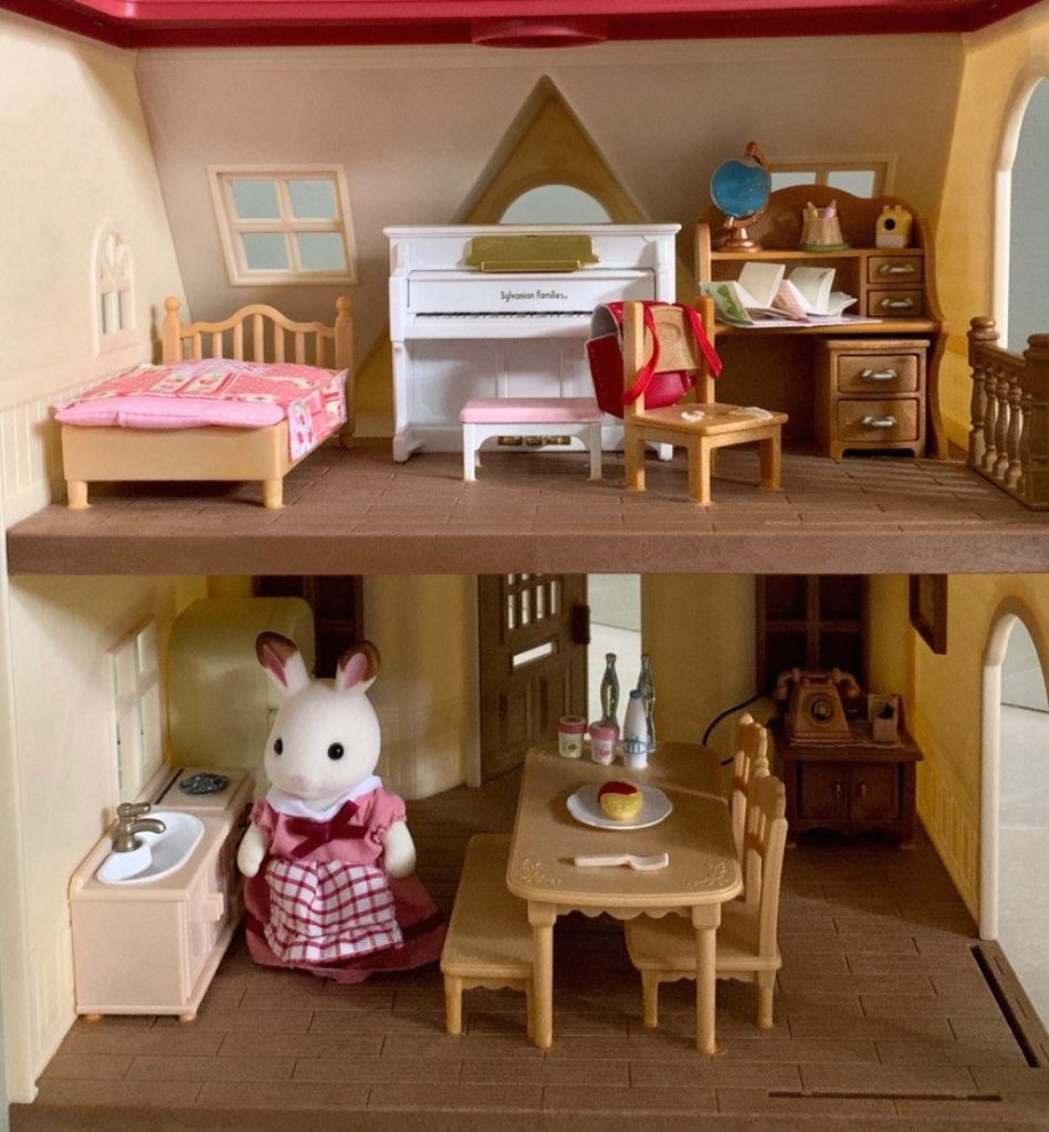 ¿Qué tipo de materiales se utilizan para fabricar los personajes y los conjuntos de juego de los Sylvanian Families?