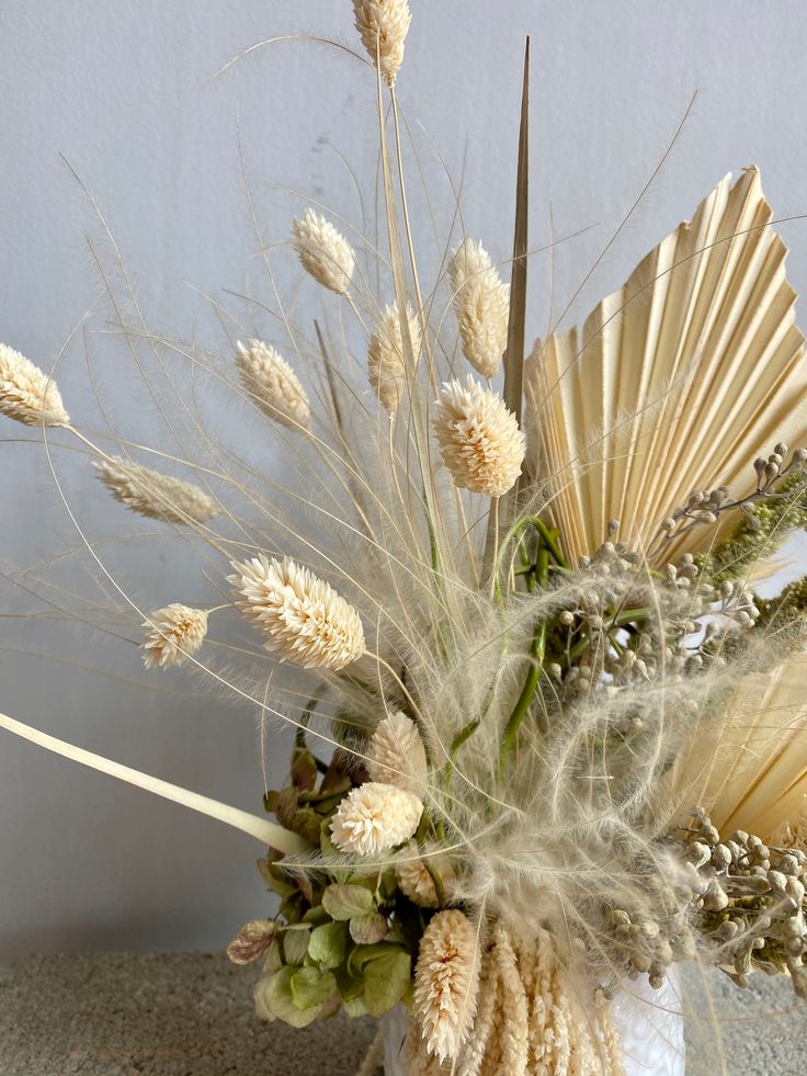 fleur séchée dans les centres de table pour les fêtes de fin d'année