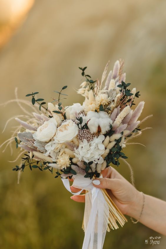fleur séchée dans la décoration de la table pour les dîners