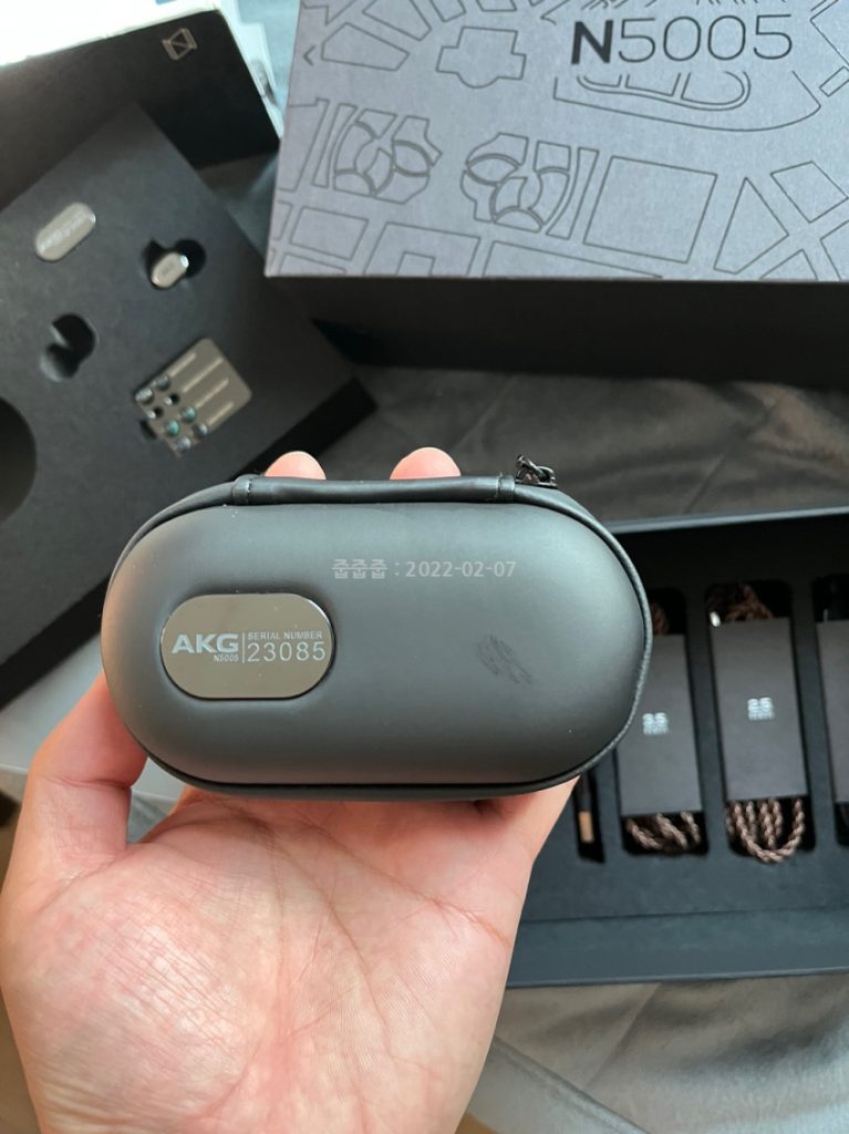 AKG N5005 이어폰의 충전 시간 및 사용 가능 시간에 대한 리뷰