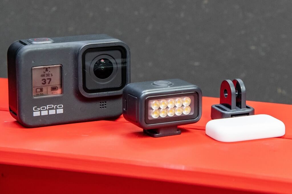 How does an action camera flashlight flash take night sports videos?