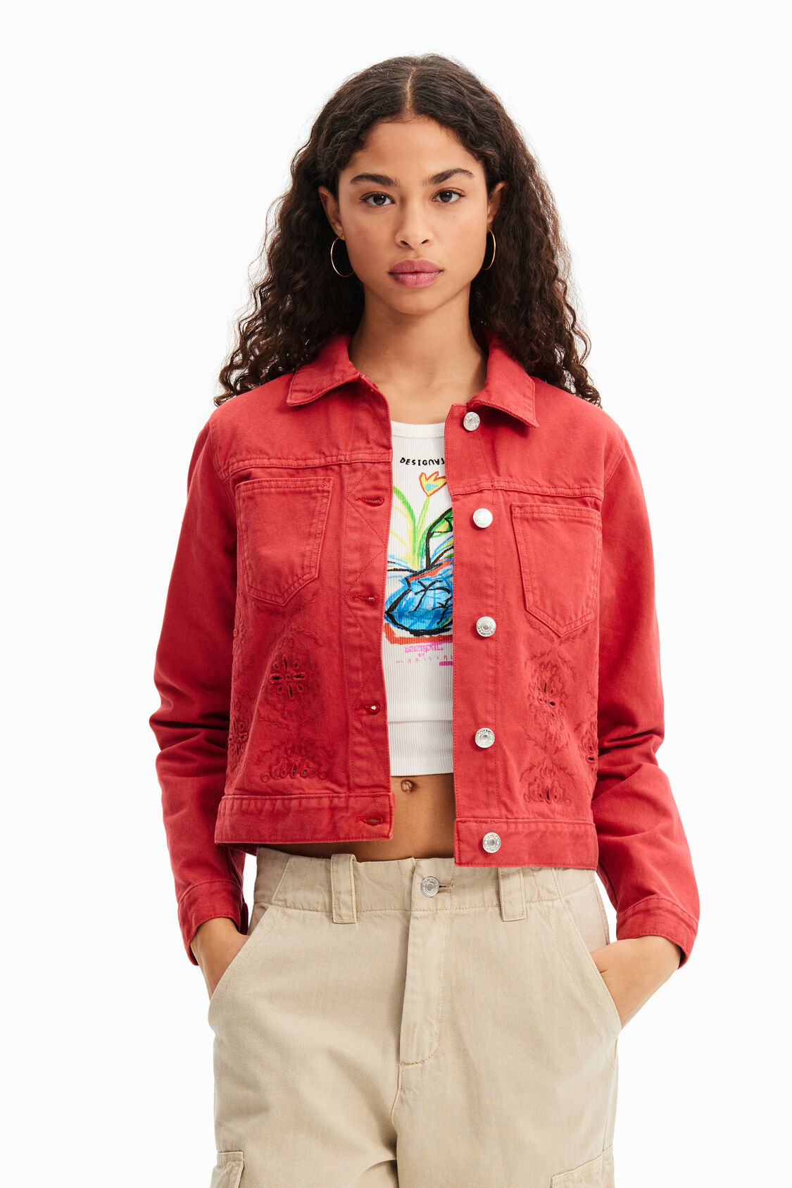 ¿Qué hace a las chaquetas vaqueras mujer un icono de rebeldía y estilo?