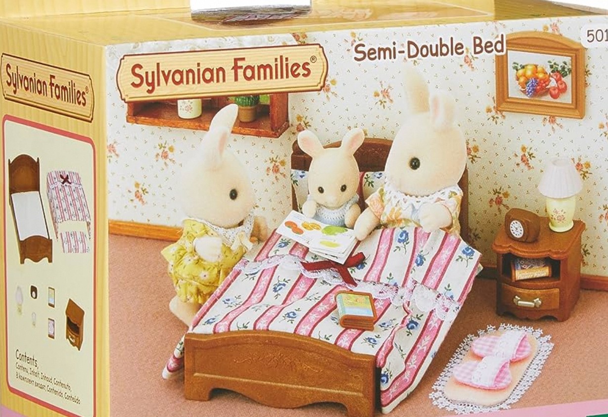 ¿Cuál es el tamaño de los personajes y los conjuntos de juego de los Sylvanian Families?