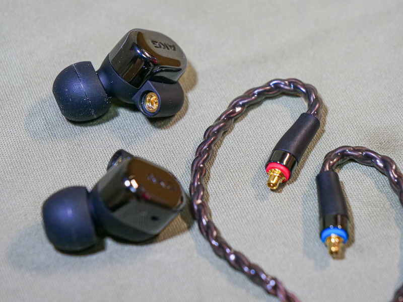AKG N5005 이어폰의 하우징 재질과 내구성