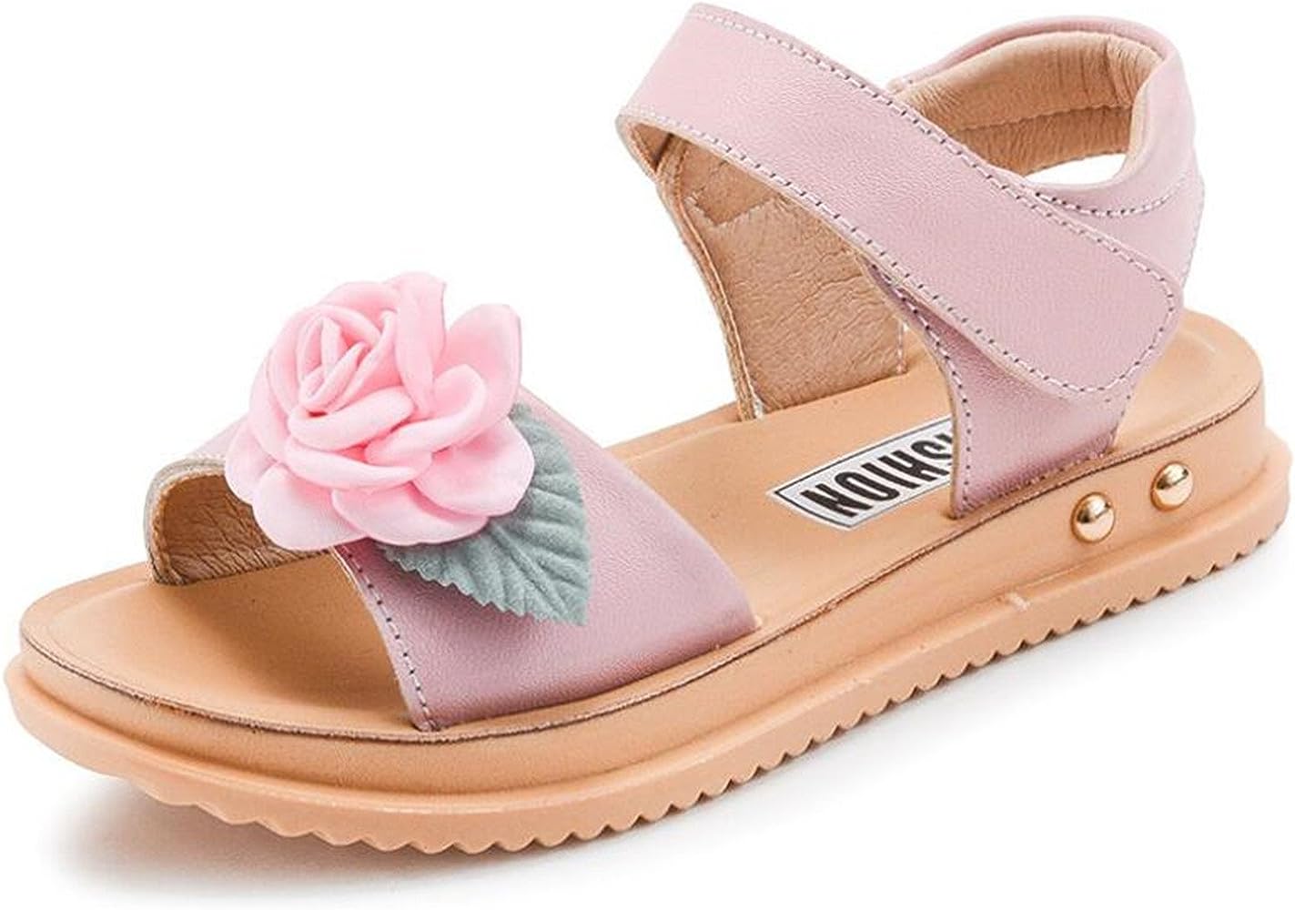 ¿Cómo puedo hacer que las sandalias de niña se ajusten correctamente a los pies de mi hija?