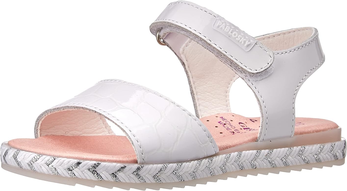 ¿Cómo combinar las sandalias de niña con diferentes outfits?