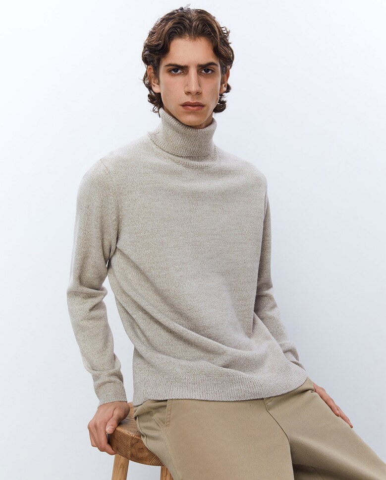 ¿Cómo combinar un jersey de cuello alto con estilo casual?