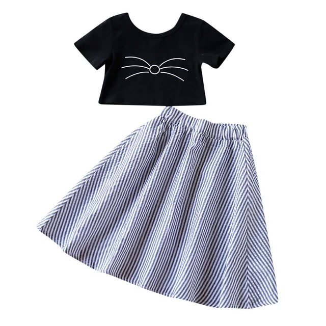 Los mejores materiales para la ropa de bebé niña.