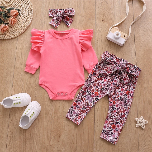 La diferencia entre ropa de bebé niña y ropa de bebé niño.
