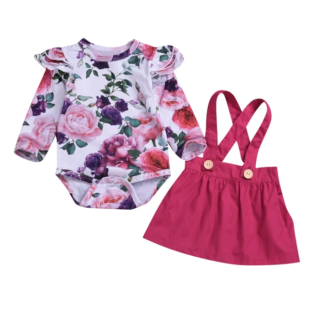 La elección de ropa de bebé niña para la hora del juego.