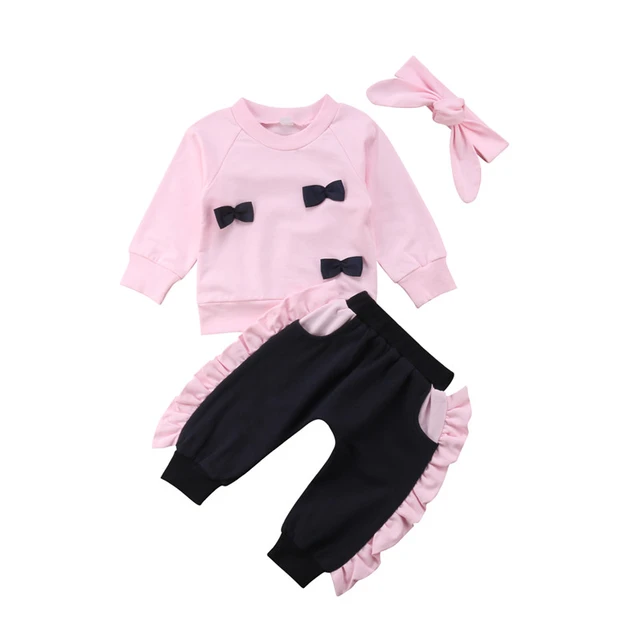Ropa de bebé niña para la hora del bautizo.