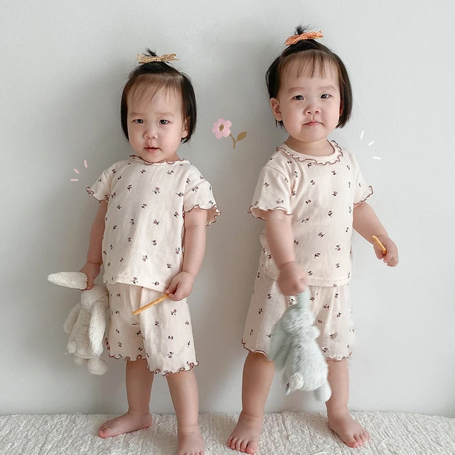 La importancia de la ropa de bebé niña en el desarrollo sensorial.