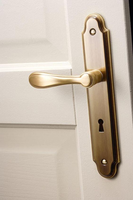 Poignées de porte avec serrure : plus de sécurité pour votre maison