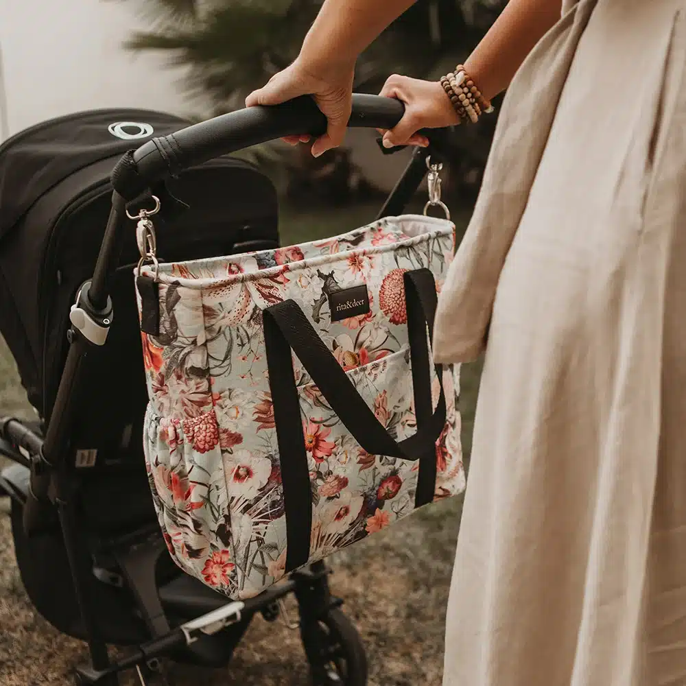 ¿Cómo puedo asegurarme de que el bolso carro para bebé sea resistente al agua?