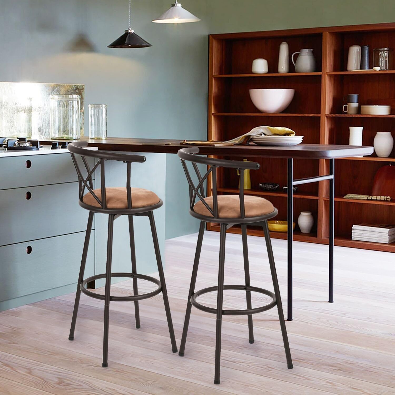 Quels sont les accessoires recommandés pour améliorer le confort des chaises de bar, comme les coussins ou les repose-pieds ?