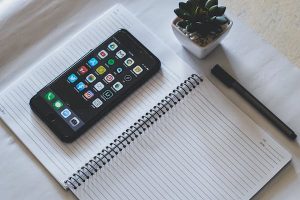 아이폰 8의 디자인은 어떤 요소들로 이루어져 있나요?