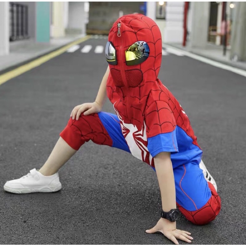 ¿Qué características de seguridad debo buscar en un disfraz de Spiderman para un niño de 3 años?