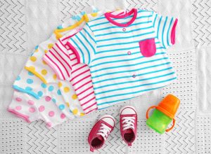 ¿Cómo puedo lavar y cuidar la ropa de mi bebé correctamente?