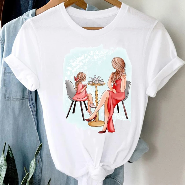 ¿Qué características buscan las mujeres al comprar camisetas, aparte del estilo y el precio?