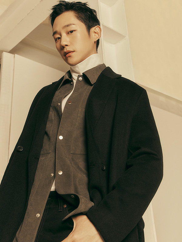 어떤 재킷이나 셔츠가 남자 코트와 잘 어울릴까요?