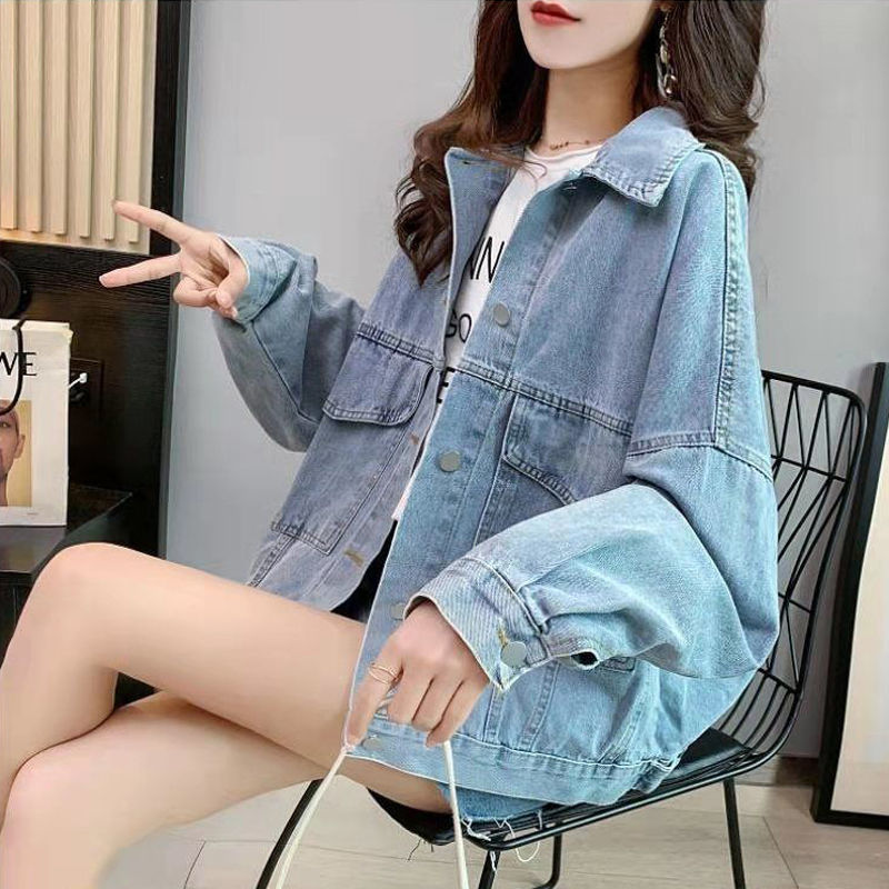 ¿Cuál es la mejor forma de llevar una chaqueta vaquera mujer con shorts?