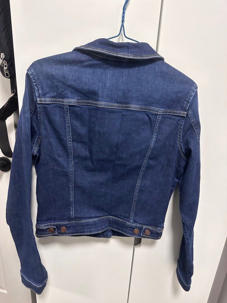¿Cuál es la diferencia entre una chaqueta vaquera mujer oversized y una chaqueta ajustada?