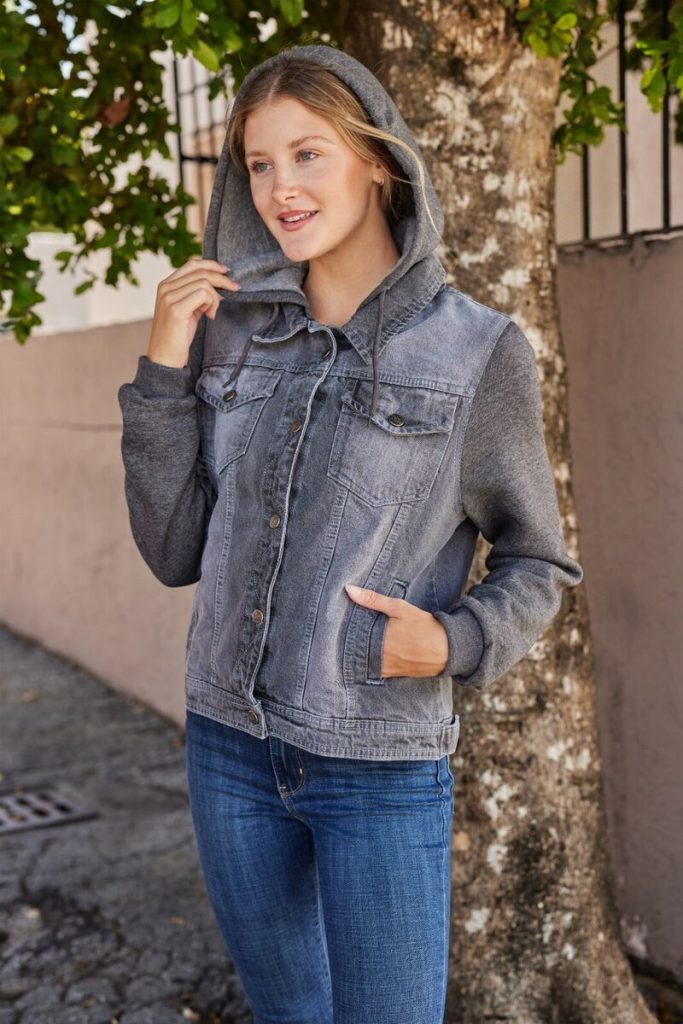 ¿Cuál es la mejor forma de llevar una chaqueta vaquera mujer en ocasiones informales?