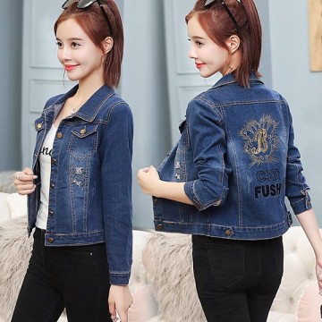 ¿Cuál es la mejor forma de llevar una chaqueta vaquera mujer en climas más fríos?