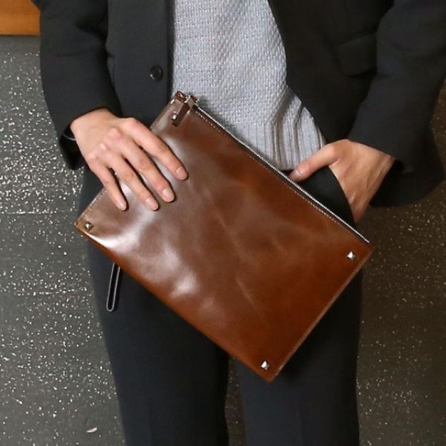 클러치백에 선물을 포장할 때 꾸미는 방법