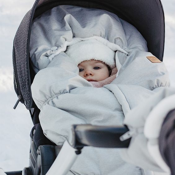 Chancelière universelle : L'accessoire incontournable pour garder votre bébé au chaud avec style
