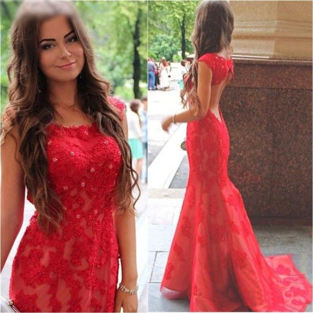 ¿Cómo puedo combinar accesorios asequibles con vestidos largos de fiesta?