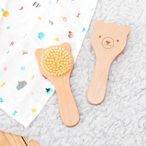 La brosse à cheveux pour bébé : bien plus qu'un simple accessoire
