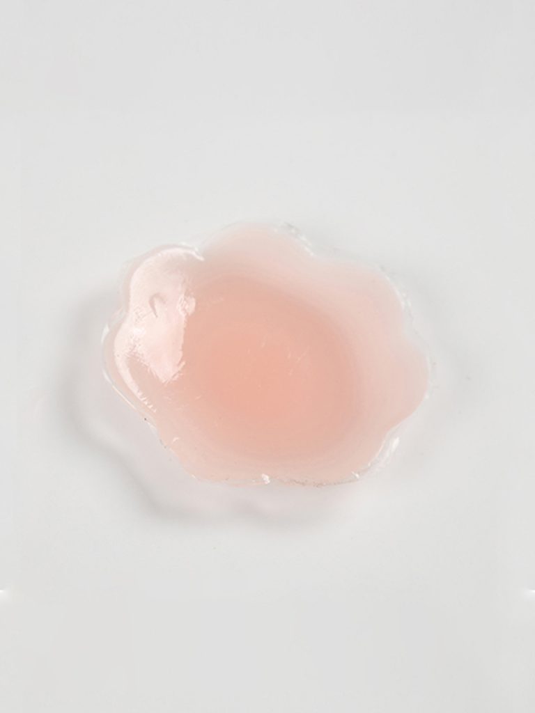 니플패치를 착용후 옷에 비치나요?