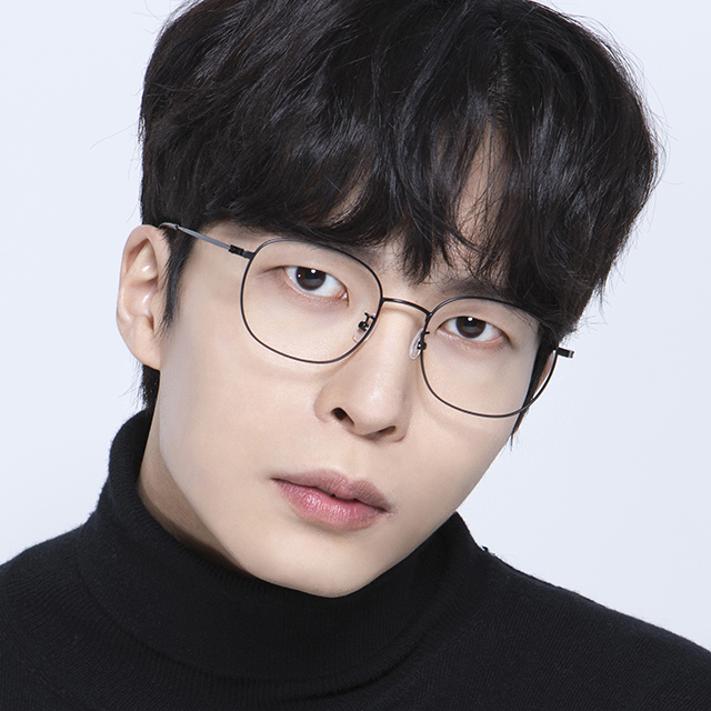 티타늄 프레임이 모던하면서도 스타일리시한 느낌을 주나요?