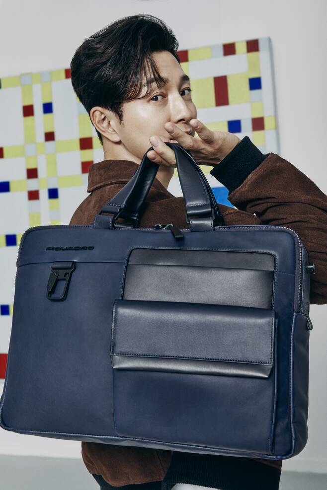 남자 클러치백과 어울리는 옷은 무엇인가요?