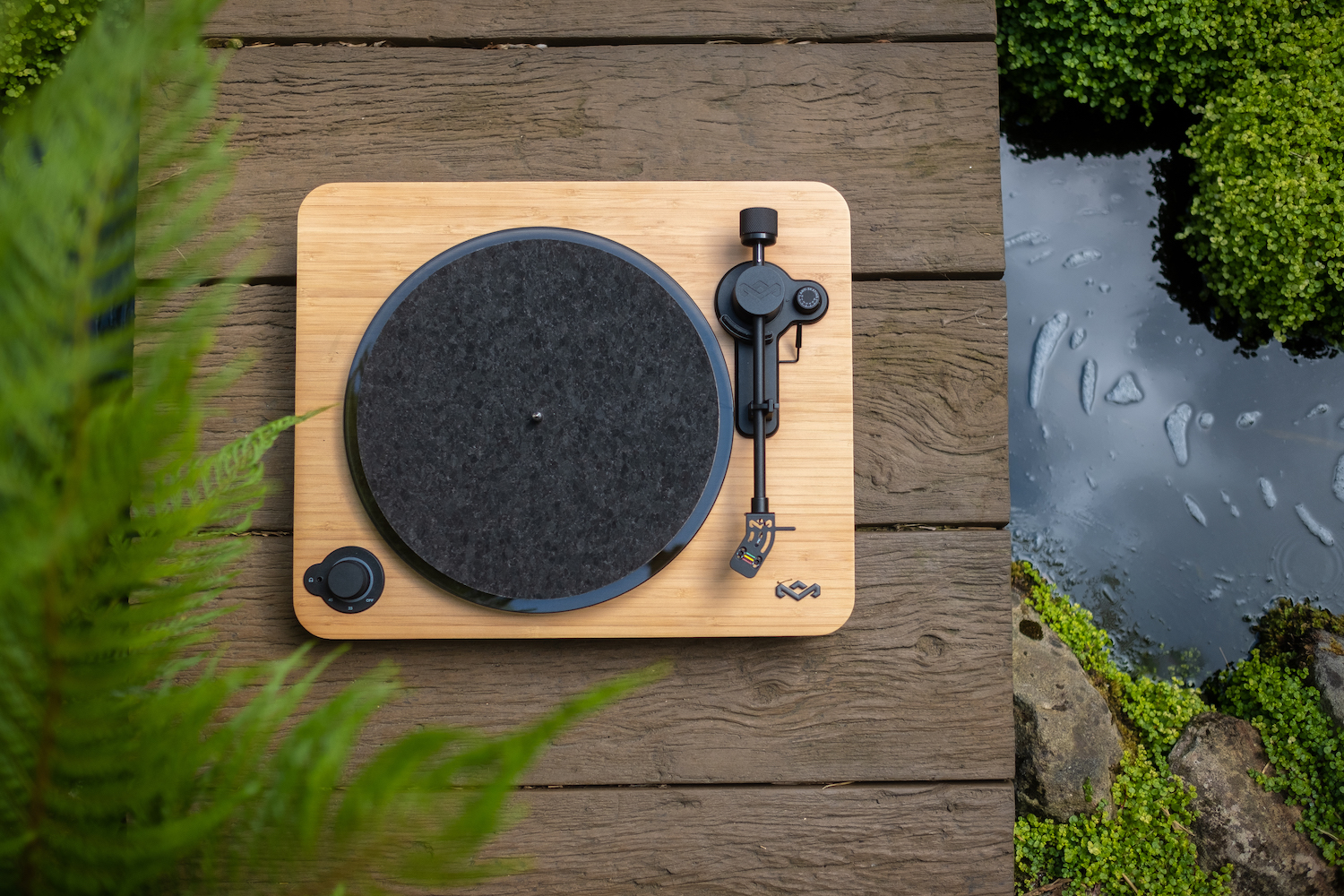 Fusion of classic and modern: discover the design style of Bluetooth Turntable