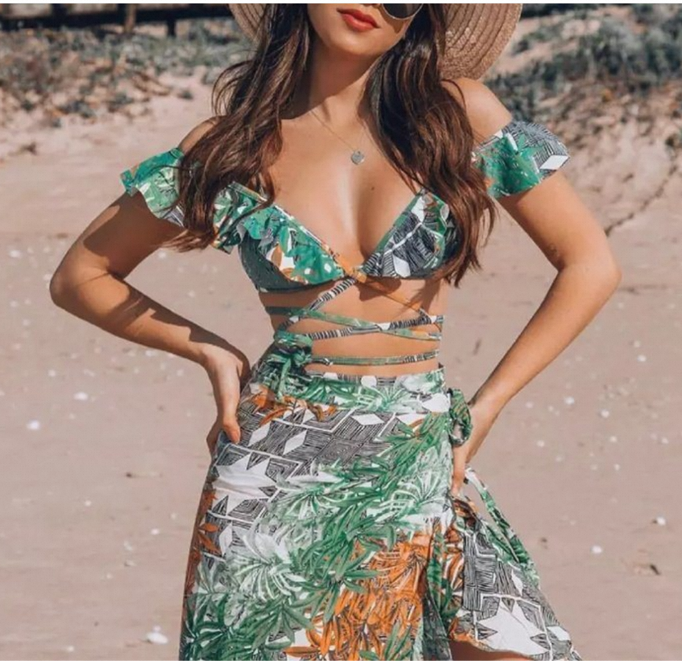 Rhinestones in the Spotlight: Celebrating the Artistry and Craftsmanship of Rhinestone-adorned Dresses