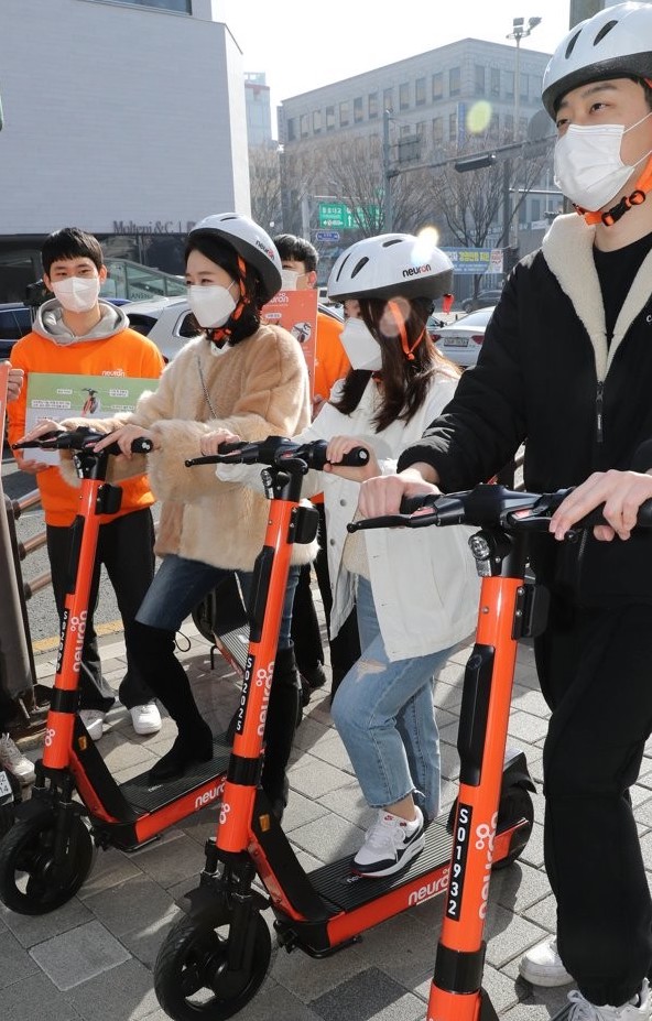 전동 킥보드를 이용한 새로운 스포츠 경기 개발