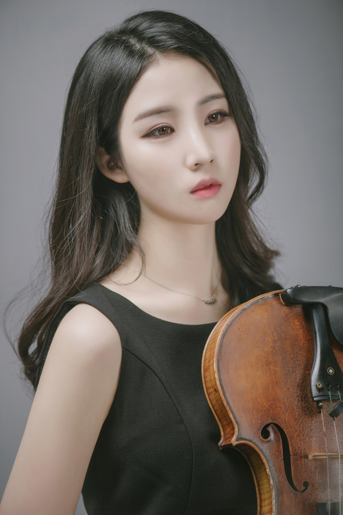 바이올린 연주자의 공연 준비와 무대 퍼포먼스