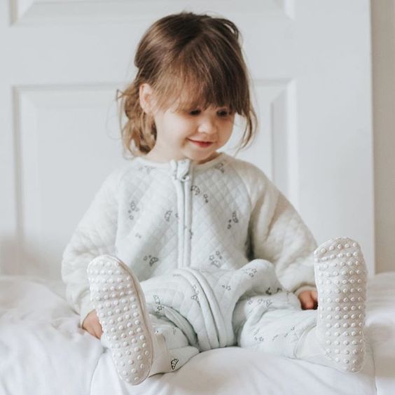 Habitudes de sommeil étranges des tout-petits : grincements de dents, ronflements