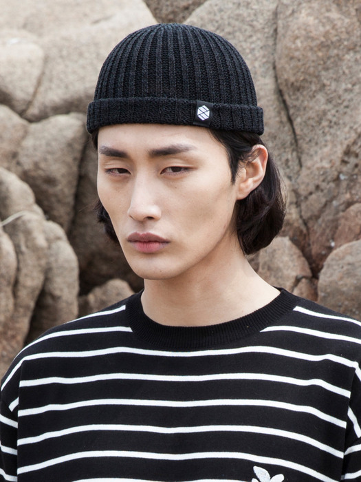 포인트를 주는 비니: 스트릿 패션의 핫 아이템