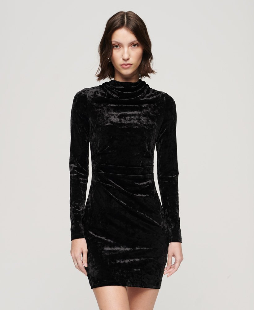 Velvet Dresses for Destination Weddings: Travel-Friendly and Stunning