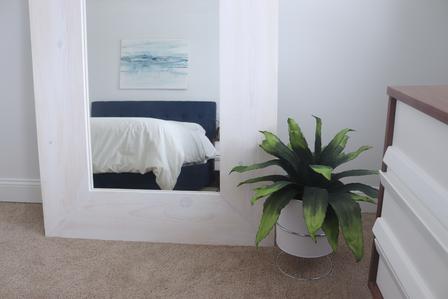 The Role of Large Mirrors in E-commerce and Virtual Fitting Rooms: Revolutionizing Online Retail and Augmented Reality Shopping