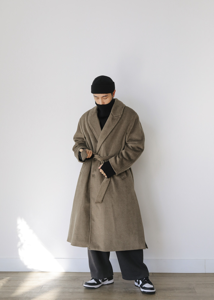 고급스러움의 대명사, 울 코트의 매력과 관리법