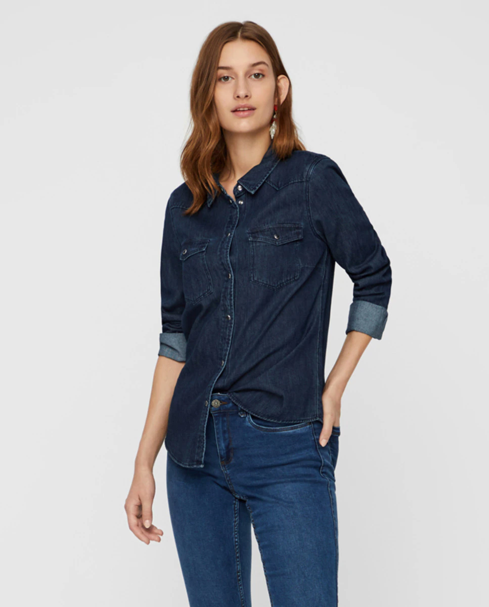 ¿Cómo combinar una camisa vaquera para que destaque?