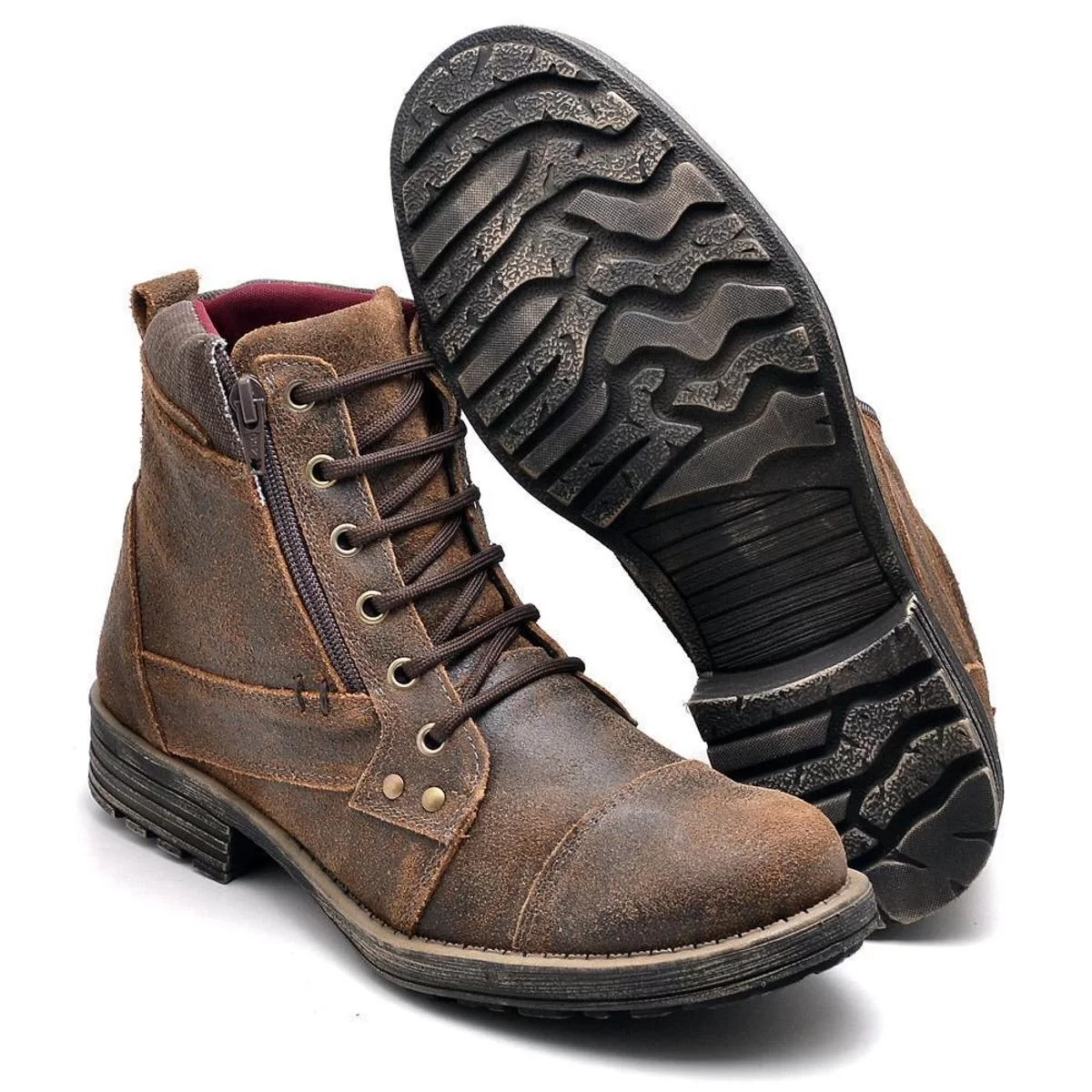 "Bota masculina de couro: estilo e conforto para os aventureiros"